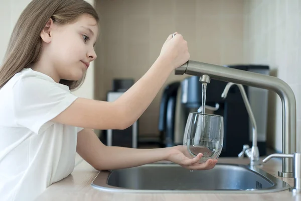 Niño Sostiene Vaso Bajo Chorro Agua Fría Transparente Transparente Grifo —  Fotos de Stock