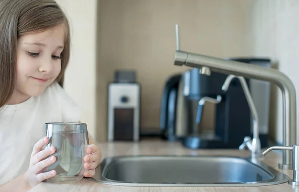 Menina Feliz Está Segurando Copo Claro Água Foco Seletivo Mão — Fotografia de Stock