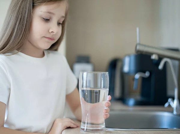 Child Holding Glass Clean Water Source Human Health Consumption Drinking — Stock Photo, Image