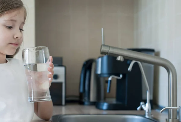 Niña Sostiene Vaso Agua Transparente Enfoque Selectivo Mano Del Niño — Foto de Stock