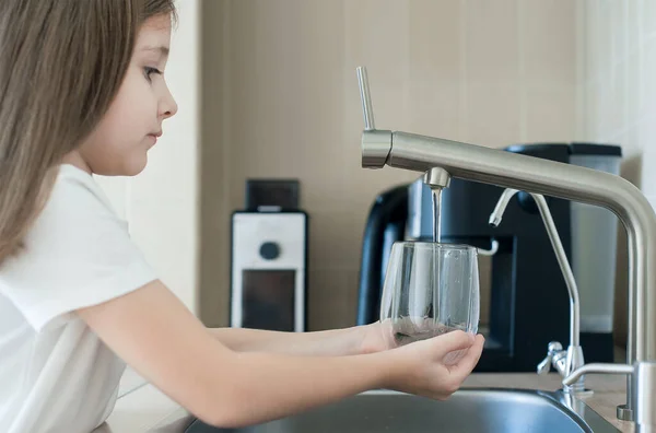 可爱的小孩从厨房的水龙头里把清澈的水倒入杯子里 漂亮的女孩觉得口渴 水合作用健康营养概念 好习惯世界水监测日 — 图库照片