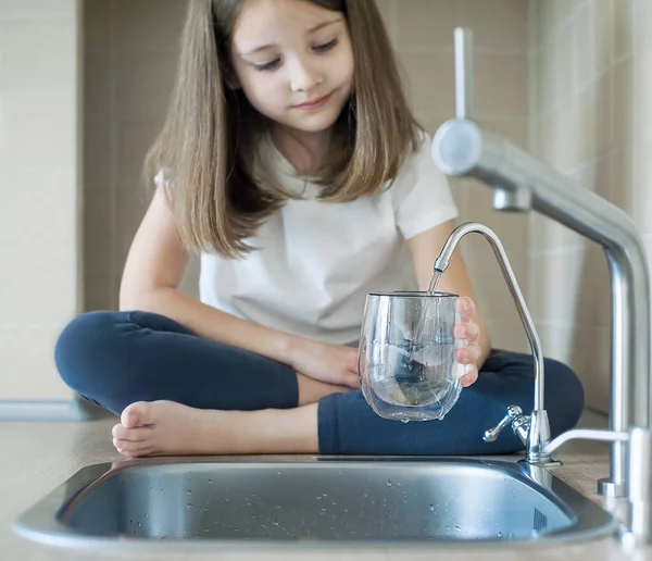 Zdrowe Spragnione Dziecko Pijące Kranu Lub Kranu Kuchni Picie Wody — Zdjęcie stockowe