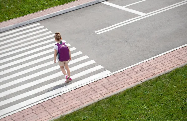 Uma Estudante Atravessar Estrada Caminho Escola Trânsito Zebra Caminha Cidade — Fotografia de Stock