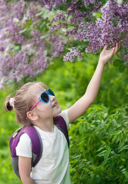 Χαρούμενο Κοριτσάκι Αναπνέει Αέρα Μυρίζει Λουλούδια Πασχαλιάς Χαρούμενο Καυκάσιο Παιδί — Φωτογραφία Αρχείου