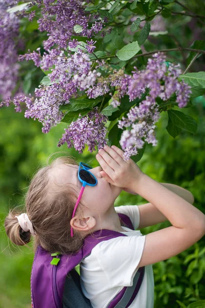 Χαρούμενο Κοριτσάκι Αναπνέει Αέρα Μυρίζει Λουλούδια Πασχαλιάς Χαρούμενο Καυκάσιο Παιδί — Φωτογραφία Αρχείου