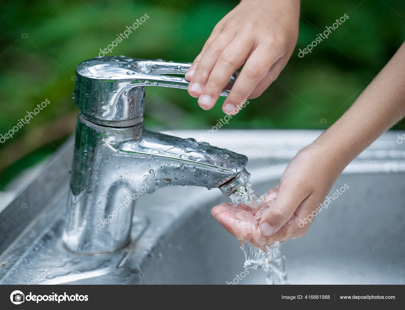 На кране воды off