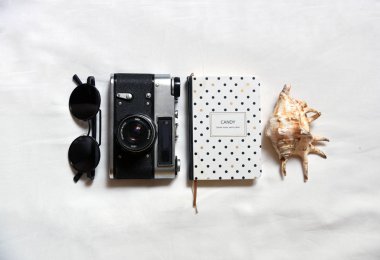 Defter, vintage retro kamera, deniz kıyısı ve beyaz kağıda, tatil, güneş gözlüğü, yatıyordu, en iyi görünüm düz accsessories seyahat