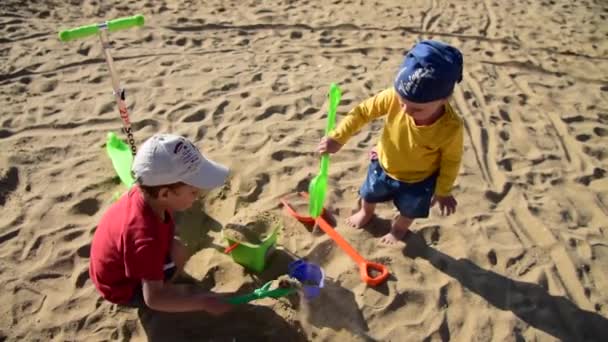 Zwei Kleine Jungen Spielen Mit Schaufeln Eimern Und Roller Auf — Stockvideo