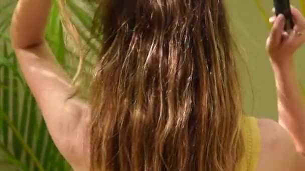 熱帯のヤシの背景で空気中に浮かぶ美しい砂の髪 飛ぶ髪 櫛の髪 髪の光 — ストック動画