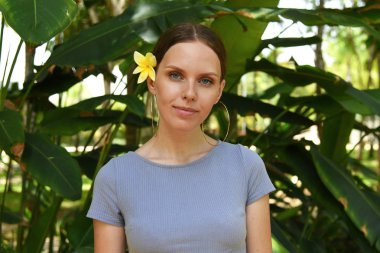 Ormanda saç çiçek ile güzel kız Portresi