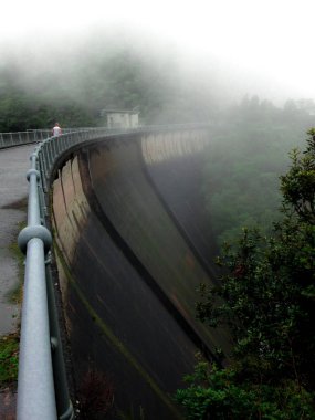 Sisin içinde bir baraj