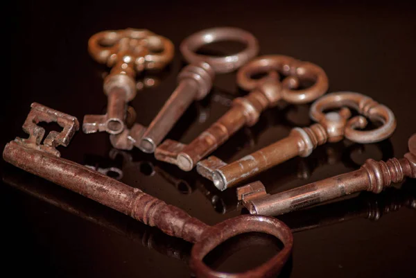 Six old rusty keys — Stock Photo, Image