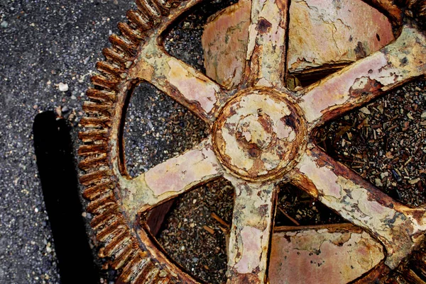 Une roue rouillée abandonnée — Photo