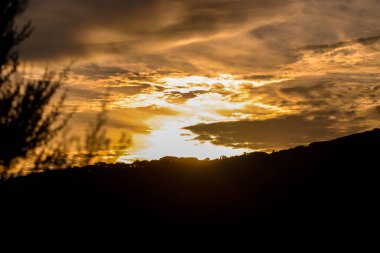 Dağ üzerinde güzel gün batımı
