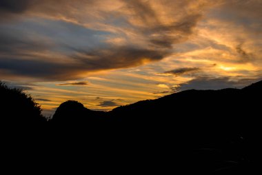Dağ üzerinde güzel gün batımı