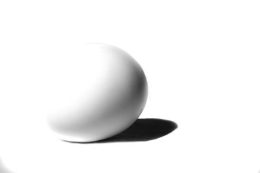 Beyaz arka plan üzerinde beyaz bir yumurta