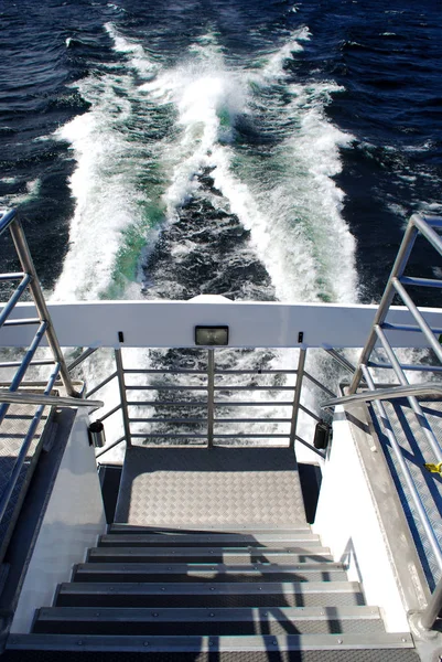 Tekne arkasında Dalgalanma izi — Stok fotoğraf