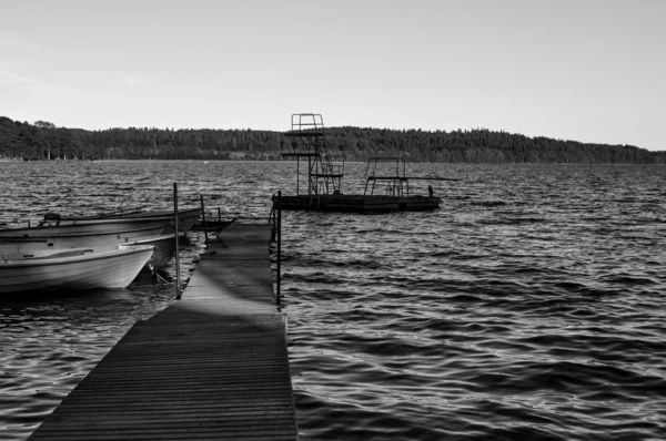 Un pequeño embarcadero en un lago — Foto de Stock