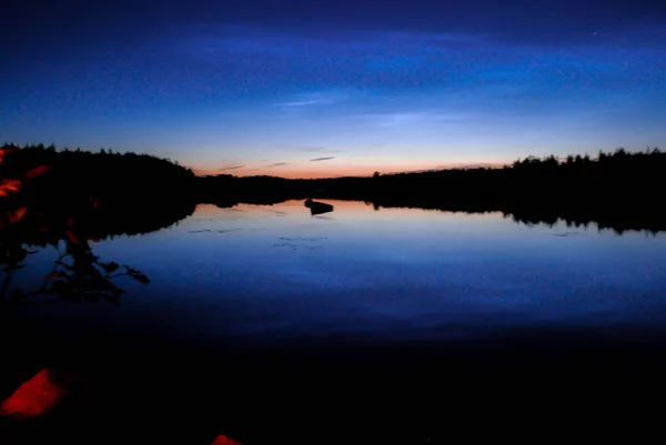 Blaue Stunde über einem See — Stockfoto