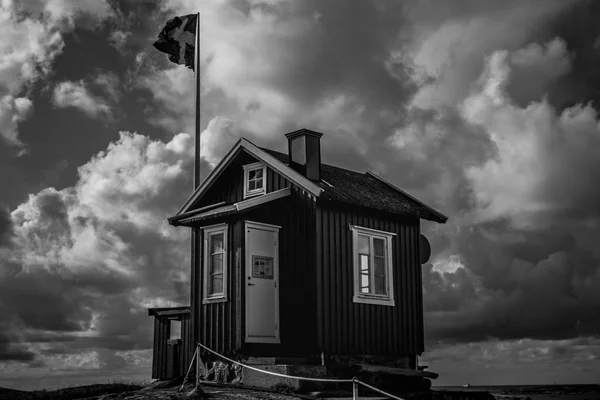 Een kleine hut voor een Zweedse vlag — Stockfoto