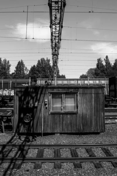 En liten byggnad vid järnvägen spårar — Stockfoto