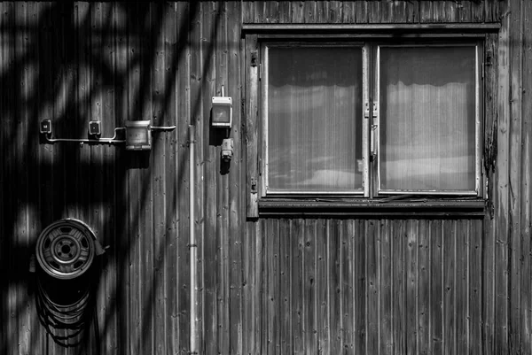 Façade d'une petite maison en bois — Photo