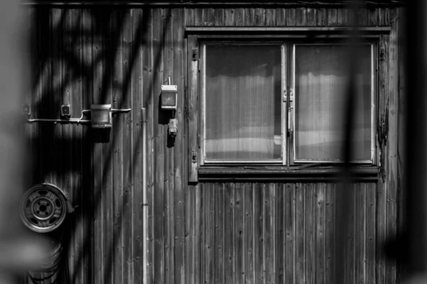 Fassade eines kleinen Holzhauses — Stockfoto
