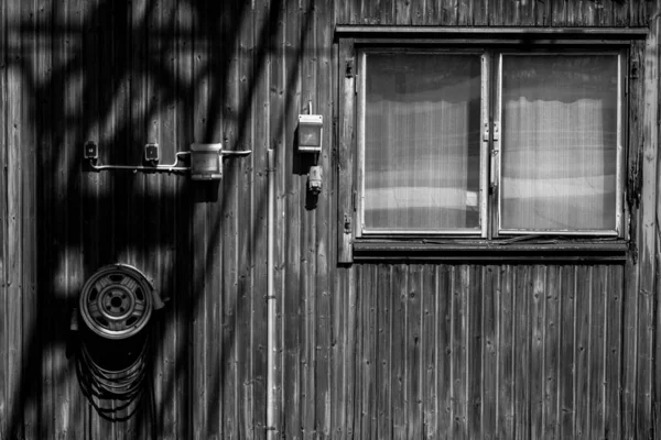 Fachada de una pequeña casa de madera —  Fotos de Stock