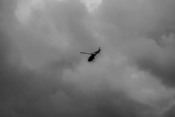Een enkele helikopter in de lucht — Stockfoto