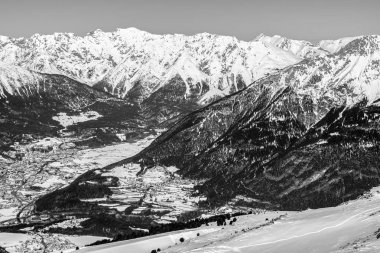 Dağlarla çevrili bir köy