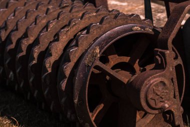 Paslı eski silindir çiftliği ekipmanları