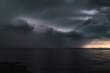 Okyanus kıyısında fırtınalı bulutlar