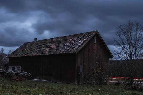 Dlouhé vystavení stodoly u silnice — Stock fotografie