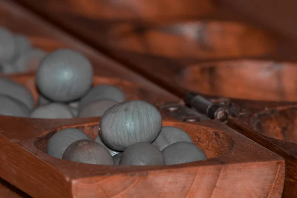 Closeup de um jogo de mancala de madeira — Fotografia de Stock
