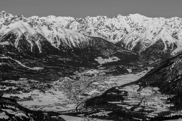 A village surrounded by mountains — Stock Photo, Image