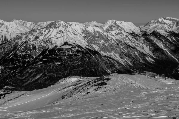 Beautiful mountaintops during winter — Stock Photo, Image