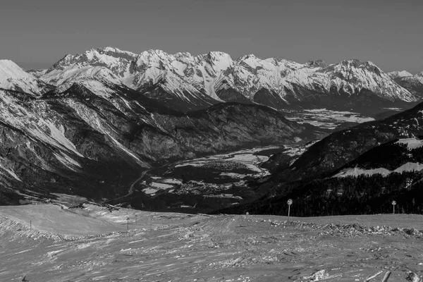 Nádherné vrcholky hor v zimě — Stock fotografie