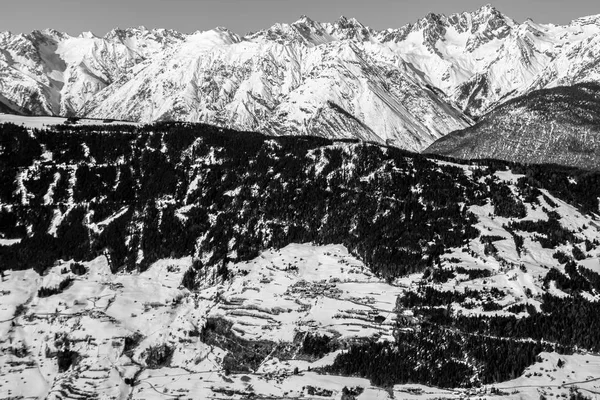 Hermosas cimas de montañas durante el invierno —  Fotos de Stock