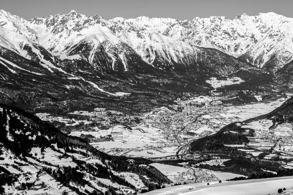 A village surrounded by mountains — Stock Photo, Image