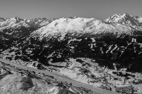 Nádherné vrcholky hor v zimě — Stock fotografie