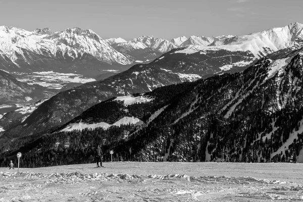 Prachtige bergtoppen tijdens de winter — Stockfoto