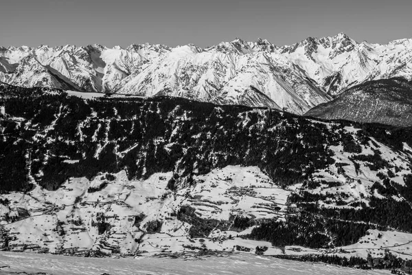 Schöne Berggipfel im Winter — Stockfoto