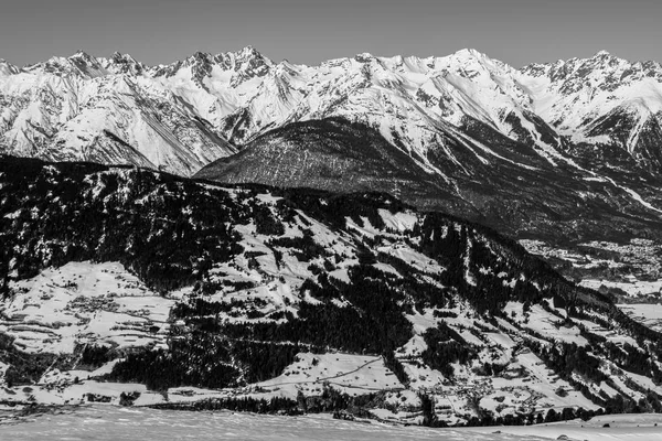 Beautiful mountaintops during winter — Stock Photo, Image