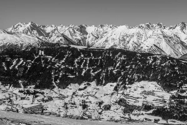 Hermosas cimas de montañas durante el invierno —  Fotos de Stock