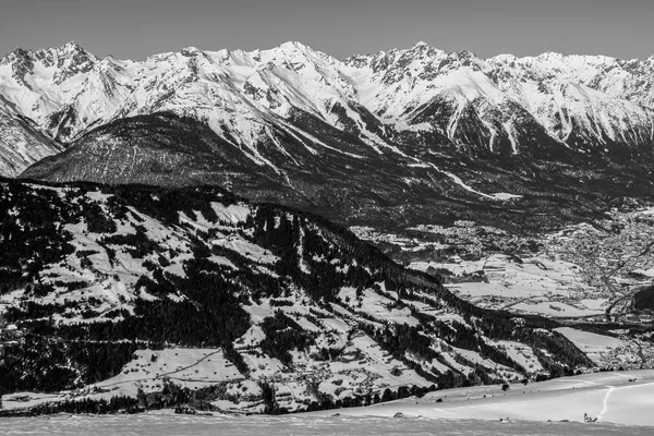 Ein von Bergen umgebenes Dorf — Stockfoto