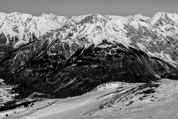 Beautiful mountaintops during winter — Stock Photo, Image