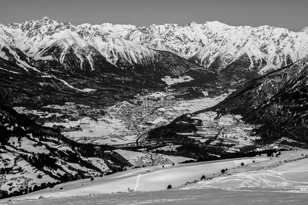 A village surrounded by mountains — Stock fotografie