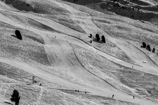 Múltiples pistas alpinas de esquí cuesta abajo — Foto de Stock