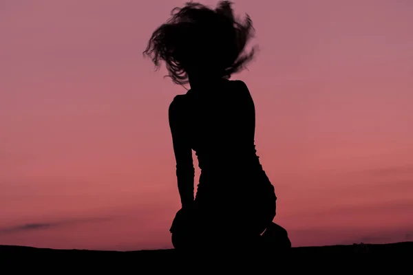 En ung kvinnlig silhuett hår spiral — Stockfoto