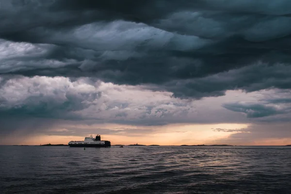 Un buque de carga bajo nubes tormentosas — Foto de Stock